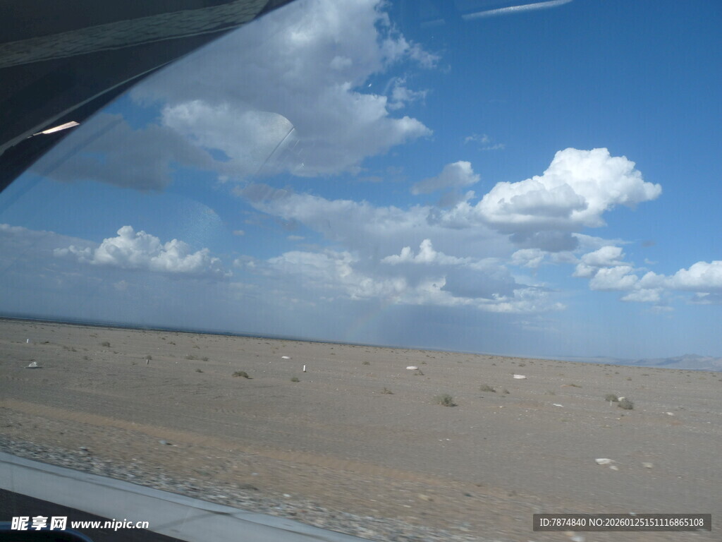 车窗外的旷野与蓝天白云