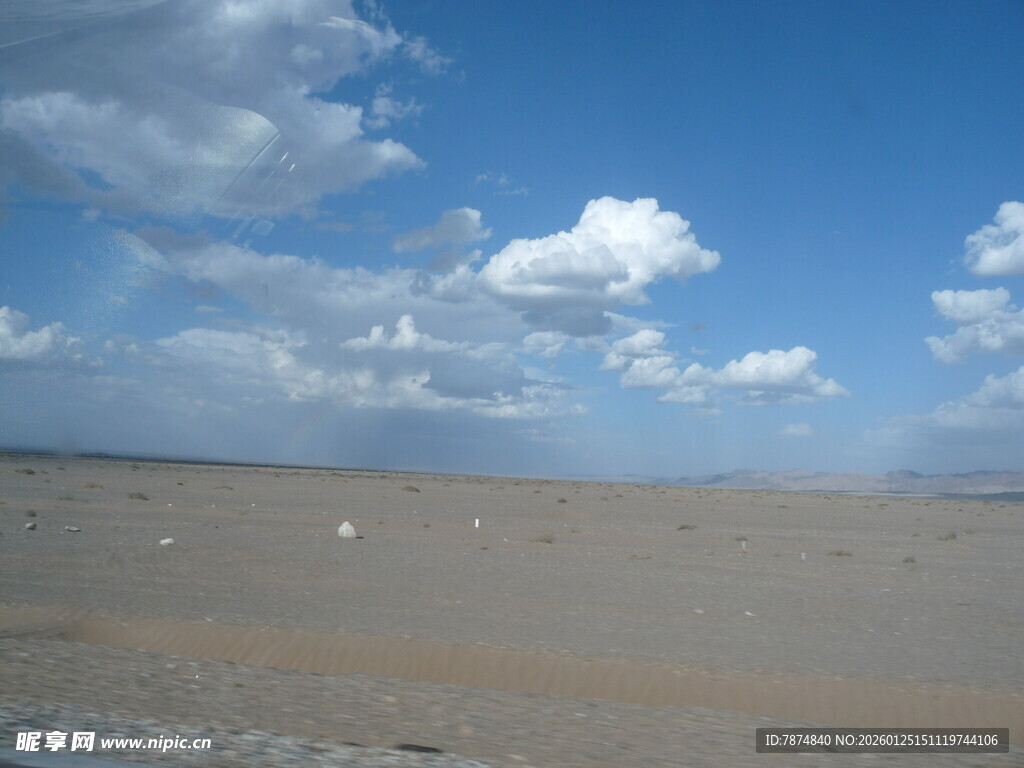 广阔蓝天与无垠沙地景观
