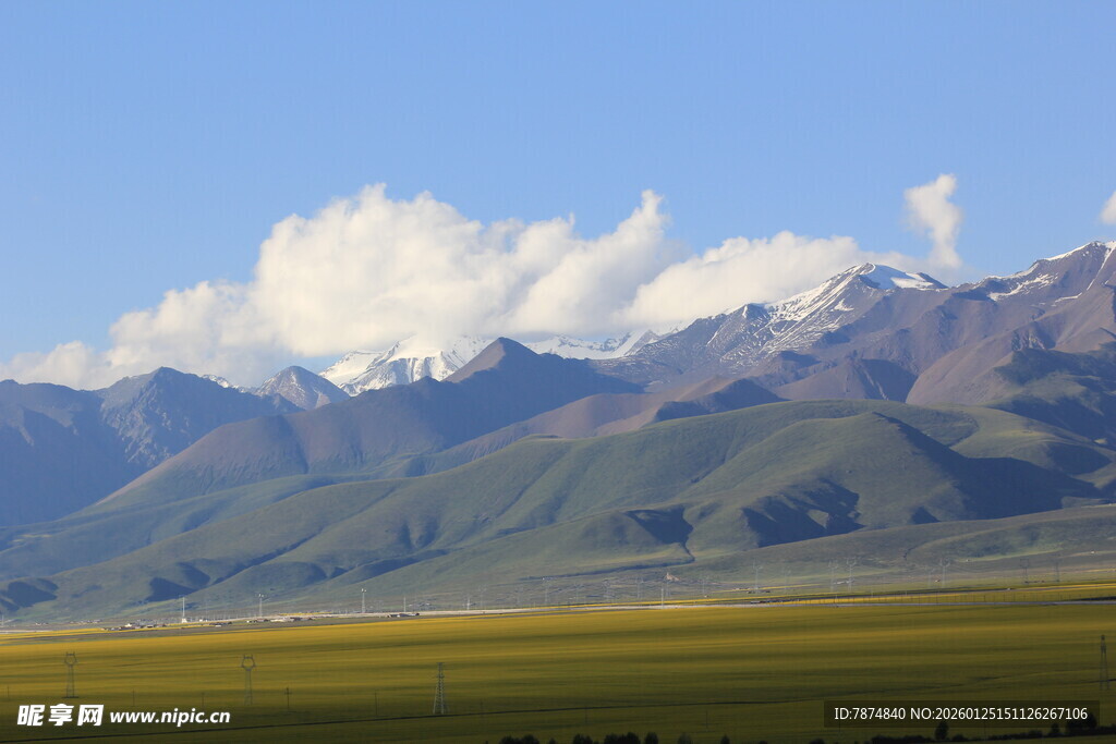 草原与远山的壮美风光
