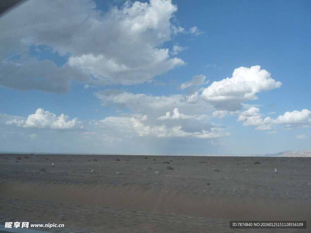 蓝天旷野风景图