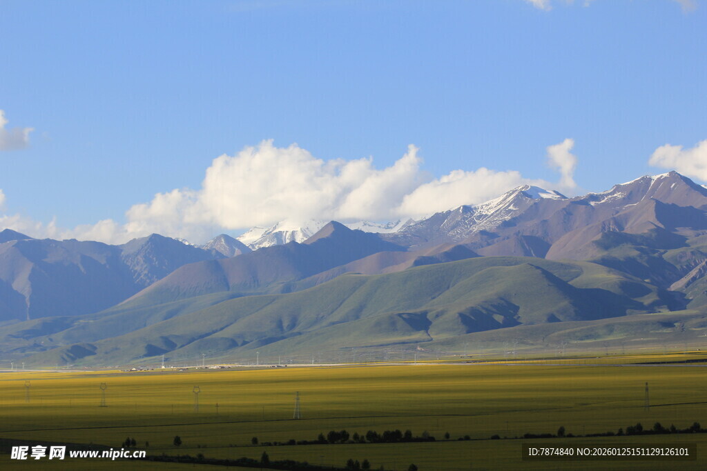 草原风光与远处连绵山脉