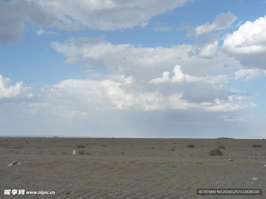 广袤荒原上的蓝天白云