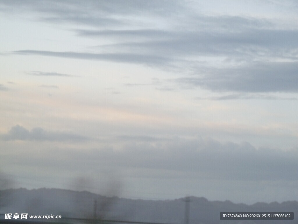 黄昏时分的朦胧天空景色