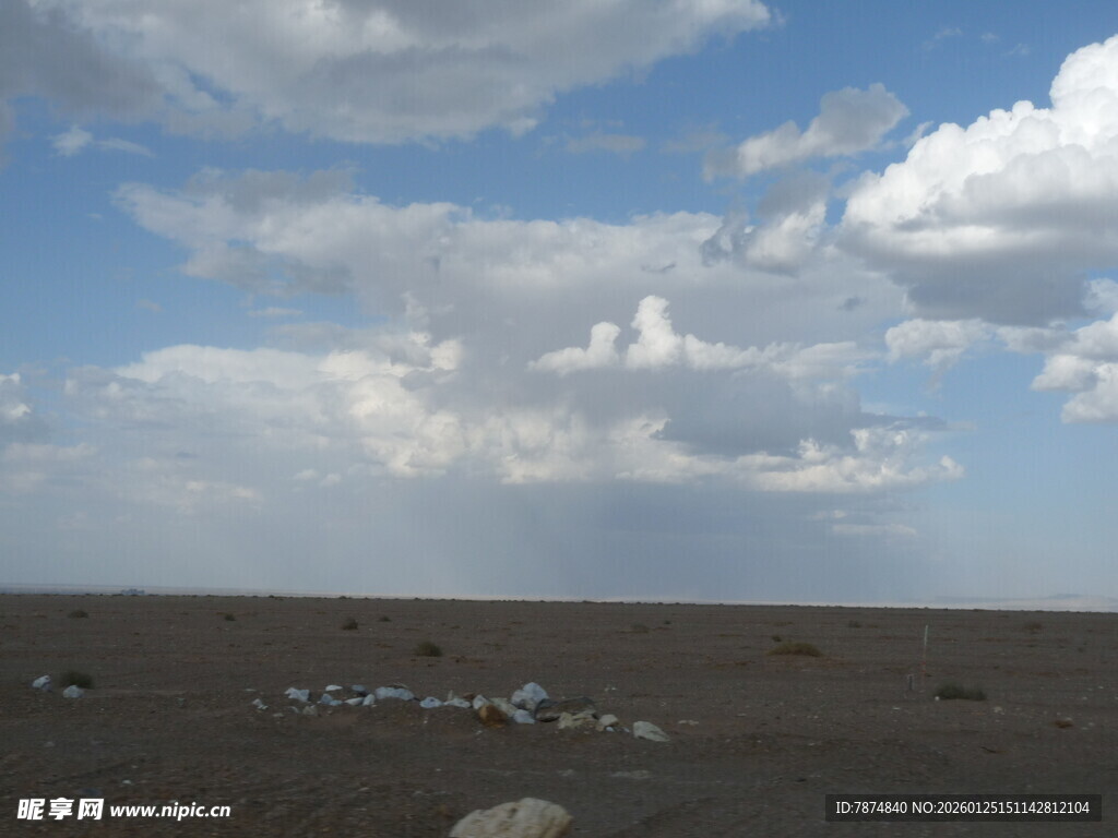 广袤荒原上的蓝天白云