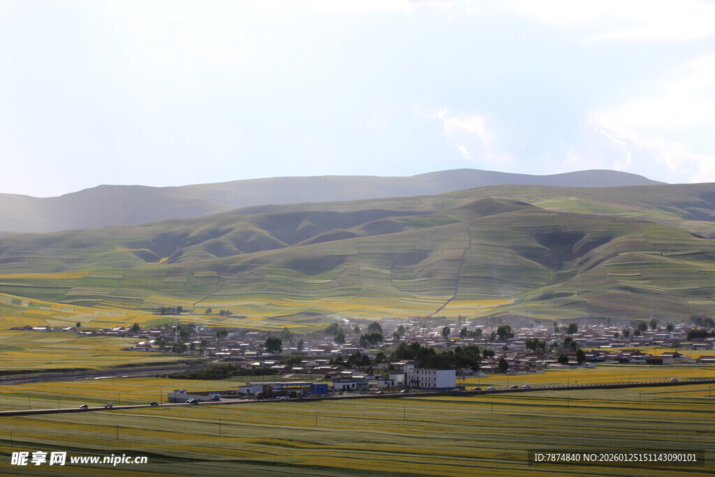 草原上的村落风光