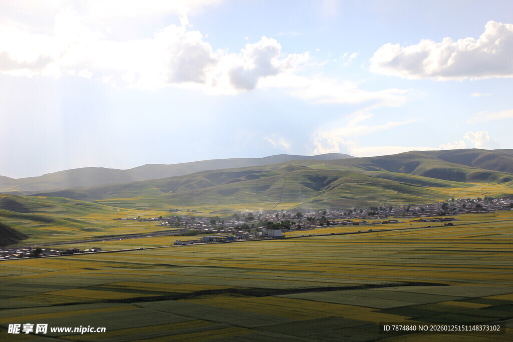 草原风光 远处村落隐现