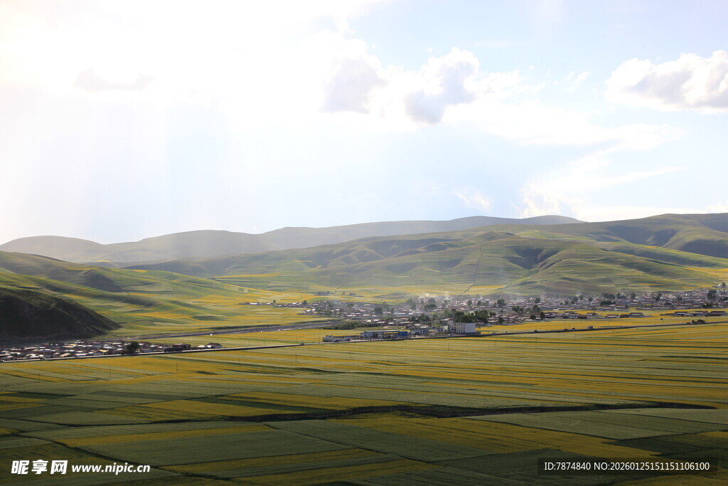 广袤田野与远处山峦风光