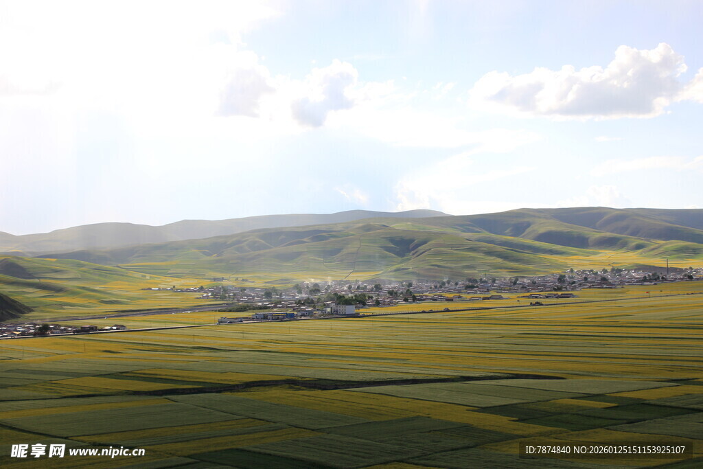 广袤草原上的宁静村落