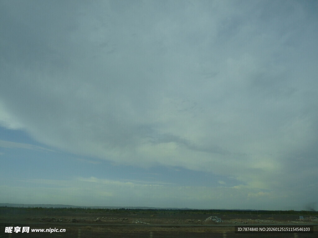 广阔天空下的平坦大地