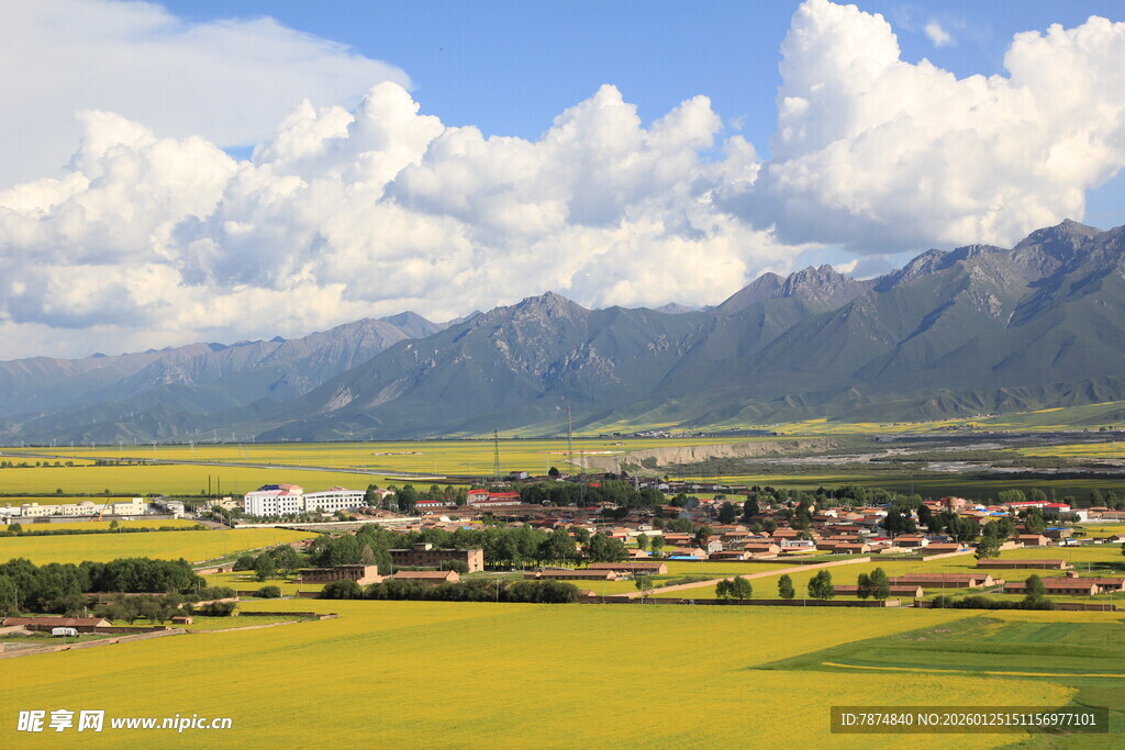 田园风光中的村庄与远山
