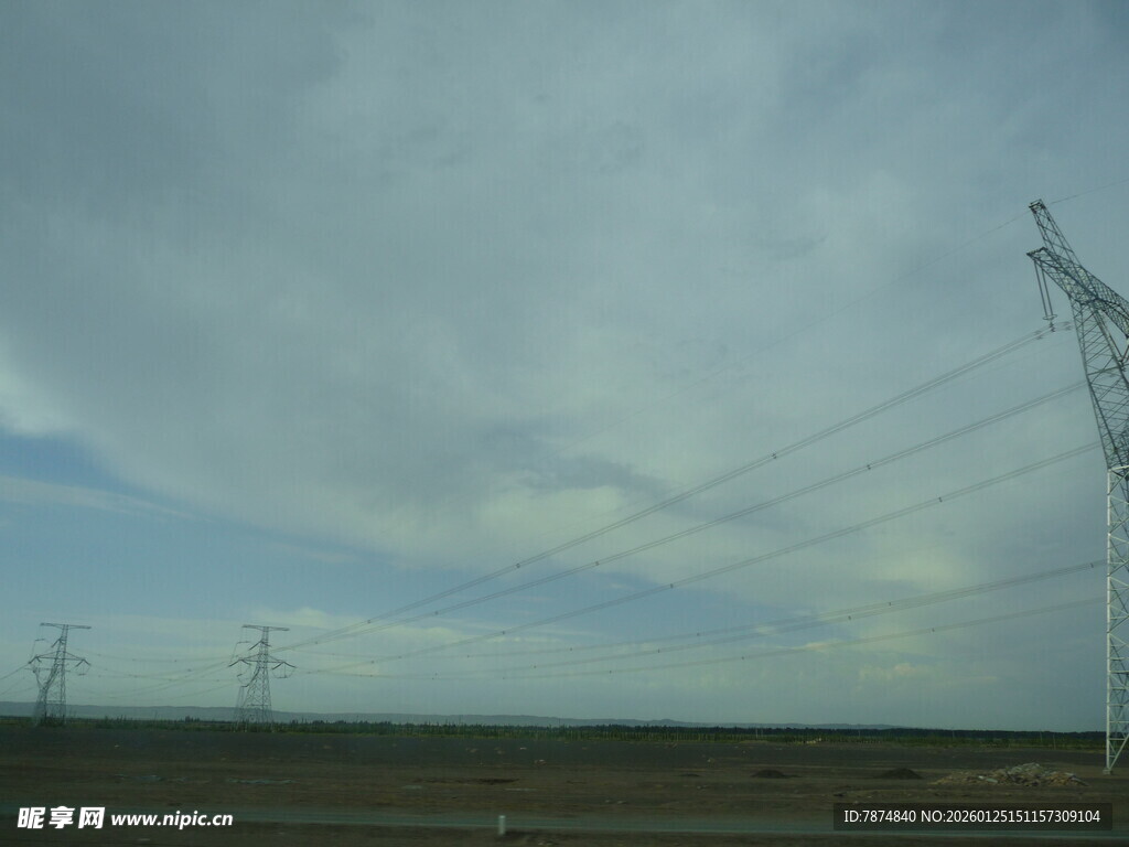 旷野中的输电塔