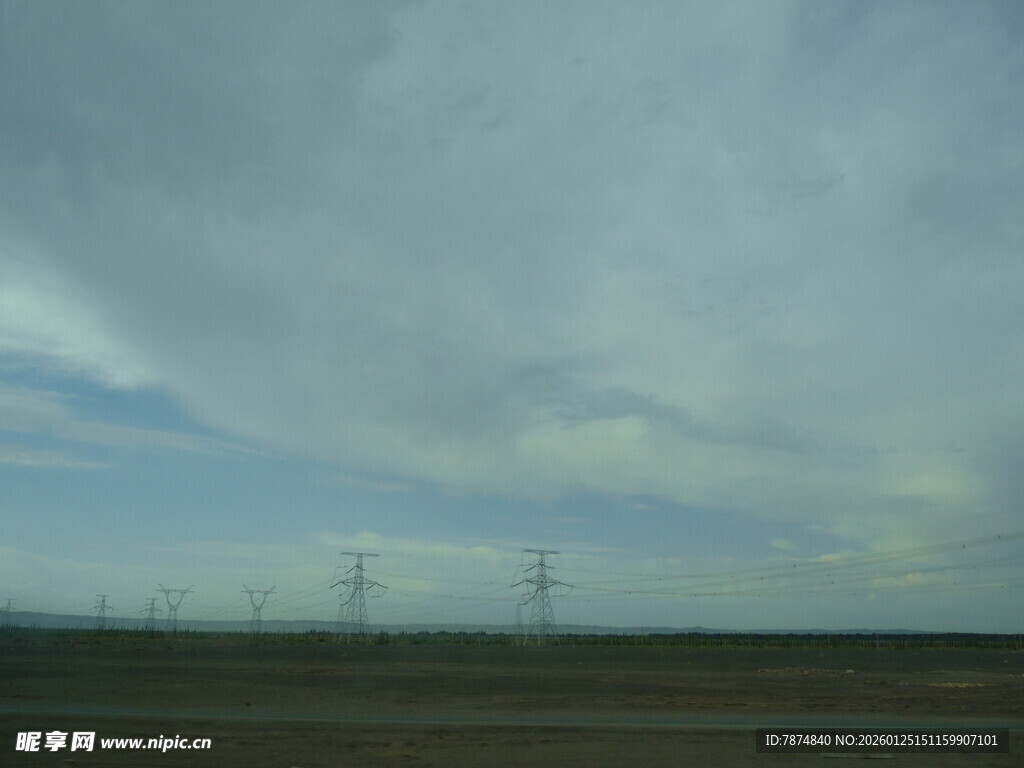 田野上的高压输电线路