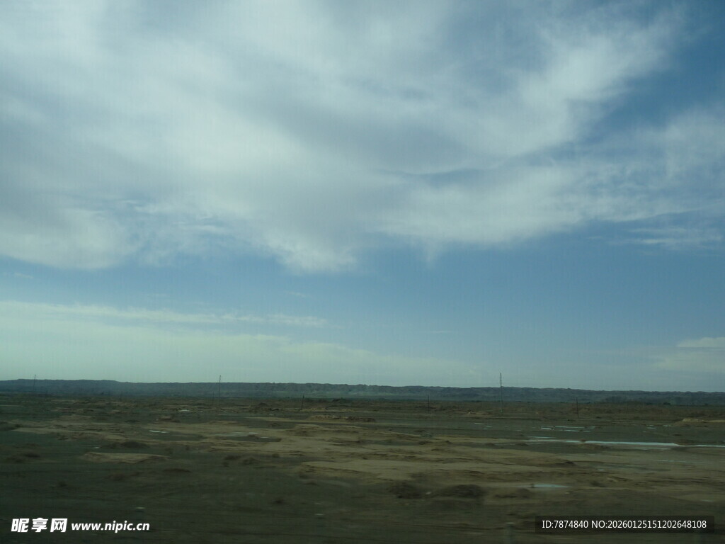 广袤草原上的蓝天白云