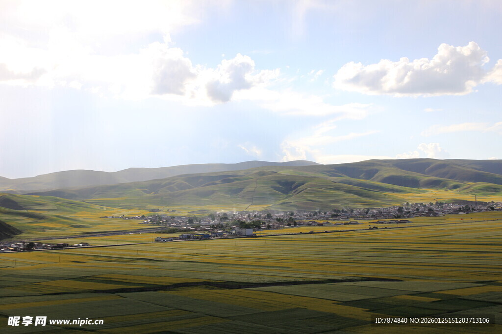 草原风光下的村庄美景
