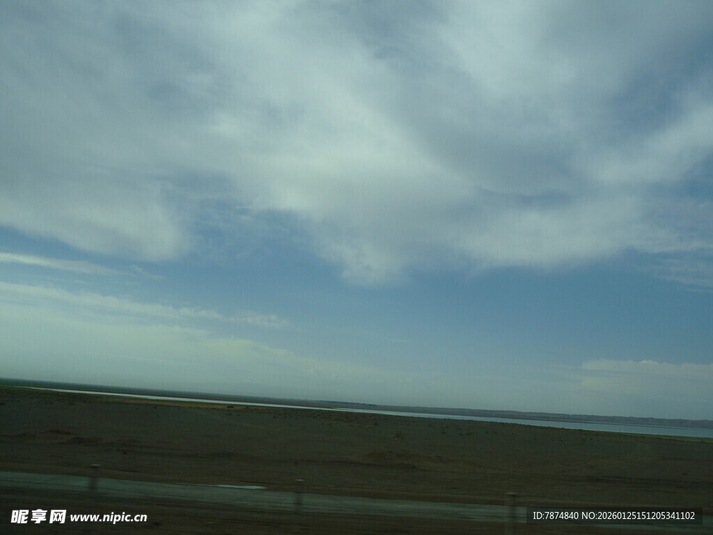 广阔蓝天与草原景象