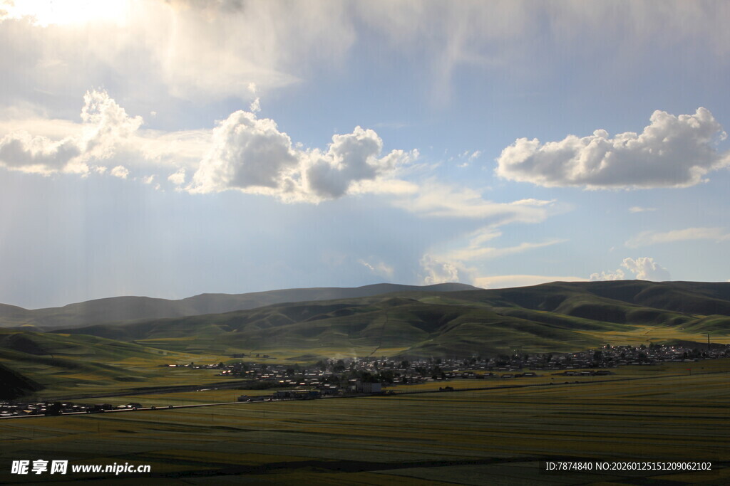 草原晴空下的美丽风光