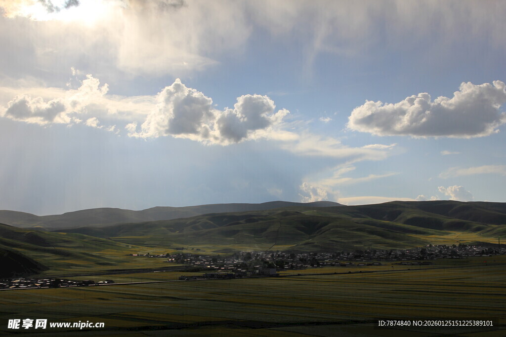 草原上的蓝天白云美景