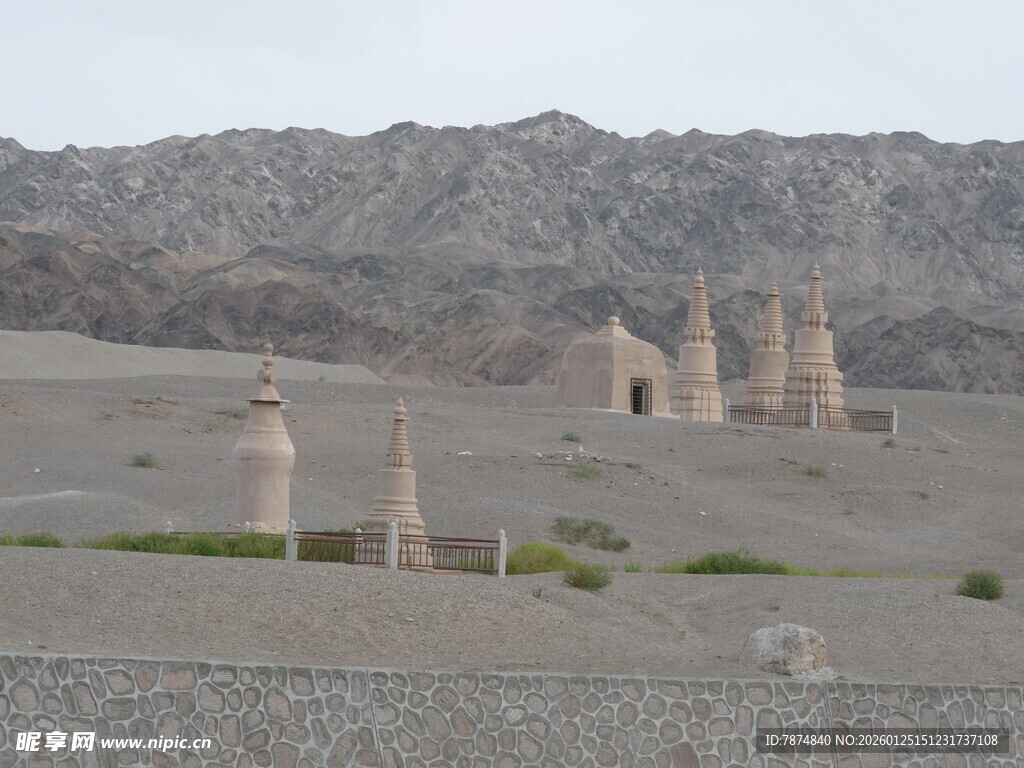 沙漠中的古老建筑遗迹