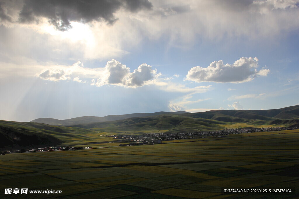 草原风光 云隙间的阳光洒落