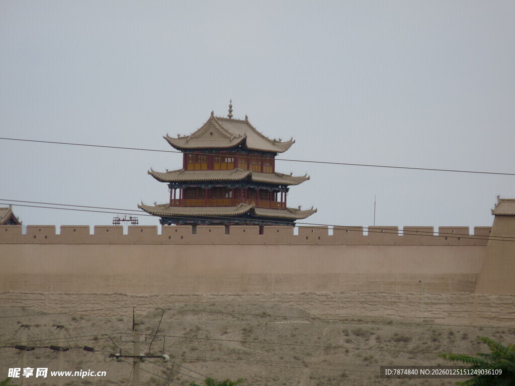 古老城楼屹立于黄土之上