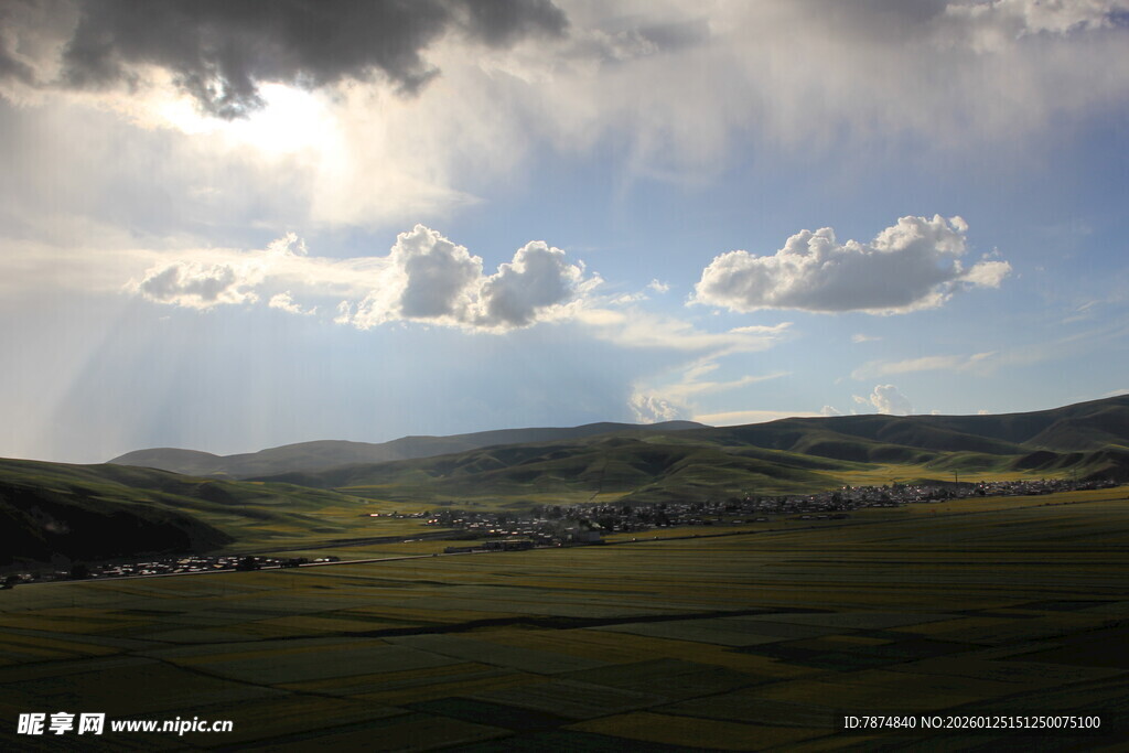 草原晴空下的壮丽风光