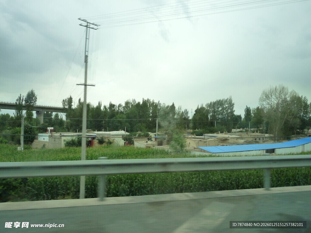 公路旁的户外运动场