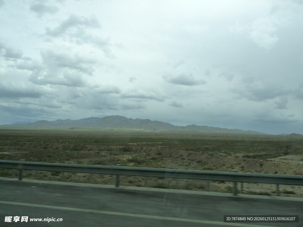 公路边的阴天旷野景色