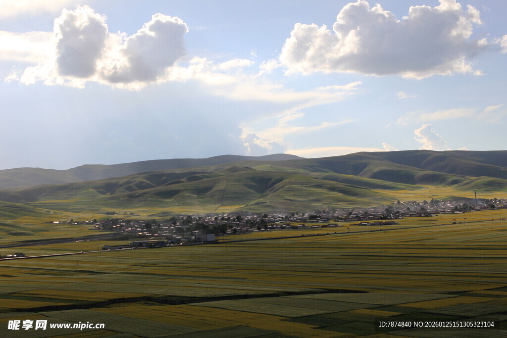 草原上的村庄与蓝天白云