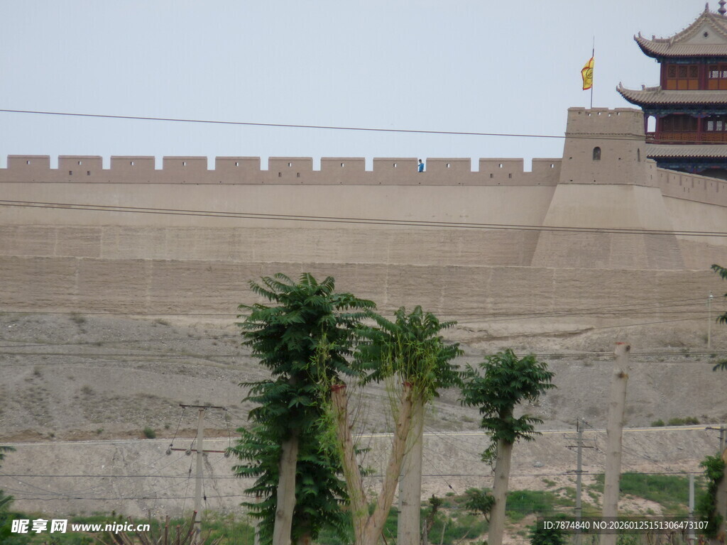 嘉峪关城墙与绿植景观