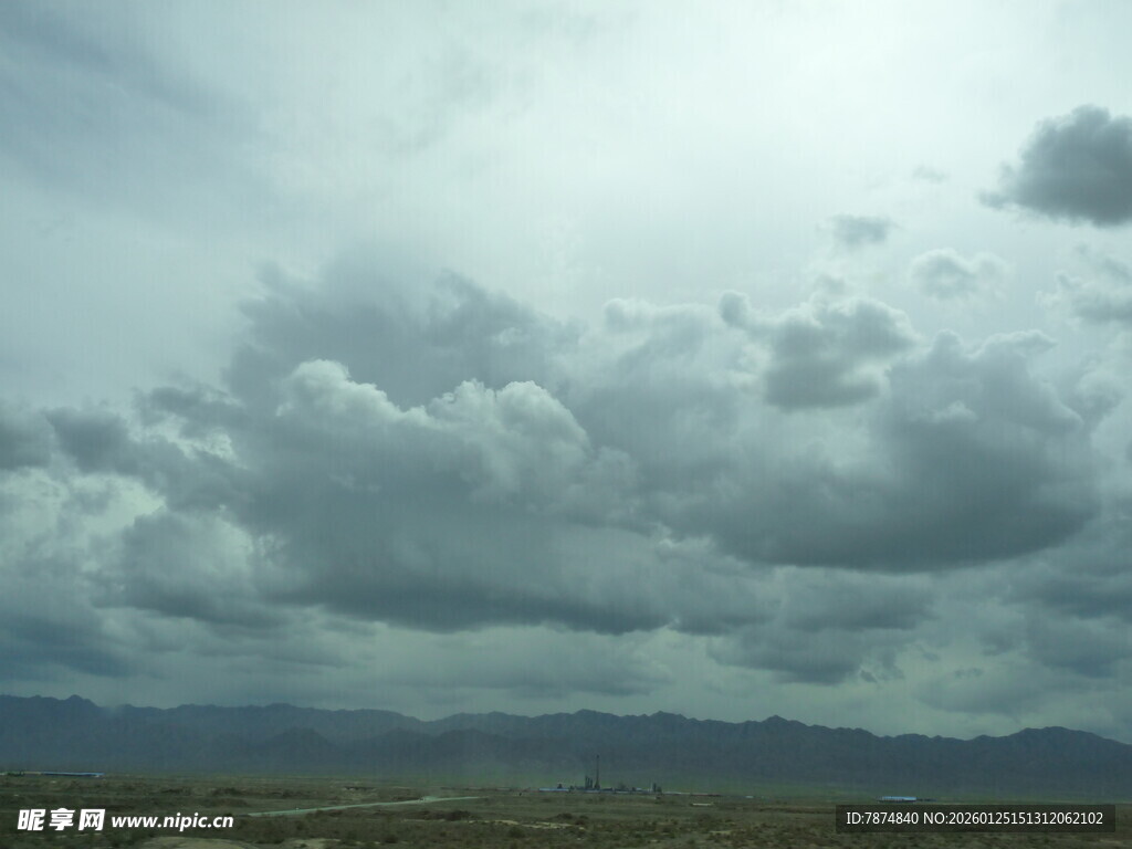 阴云密布的广阔天空