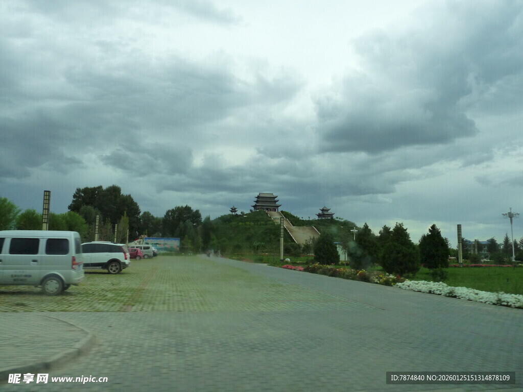 乡村道路边的车辆与风景