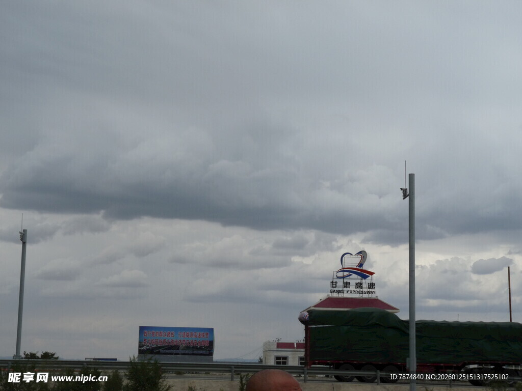 阴天城市景观与广告牌