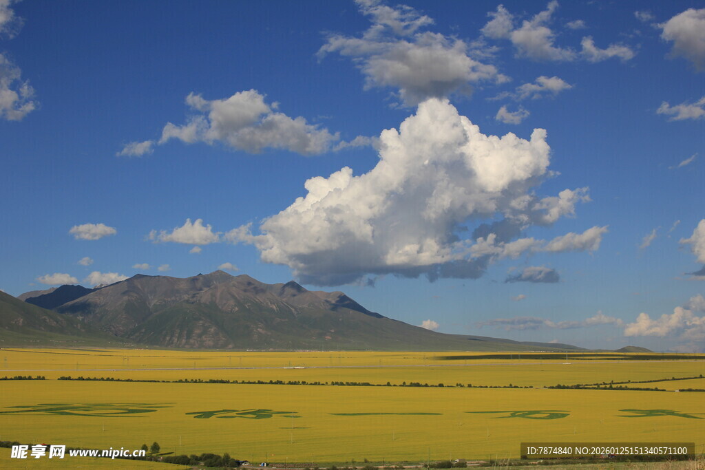 草原上的蓝天与巍峨远山