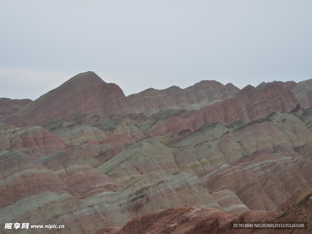 七彩斑斓的壮丽丹霞地貌
