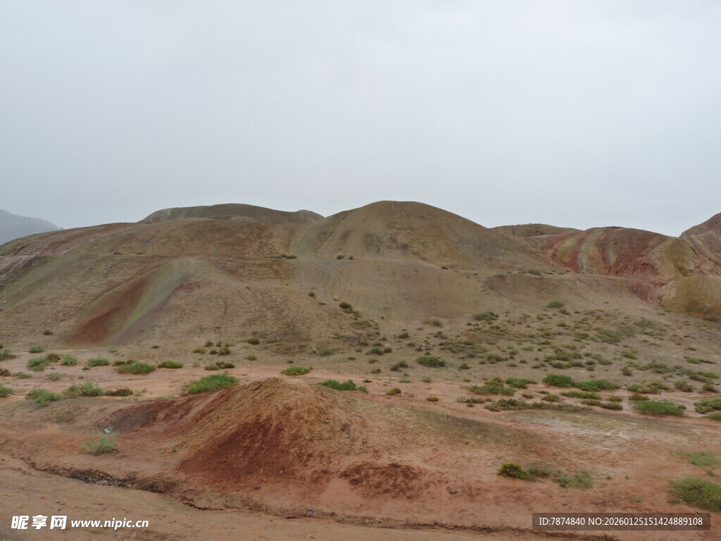 多彩山丘的荒凉地貌景观