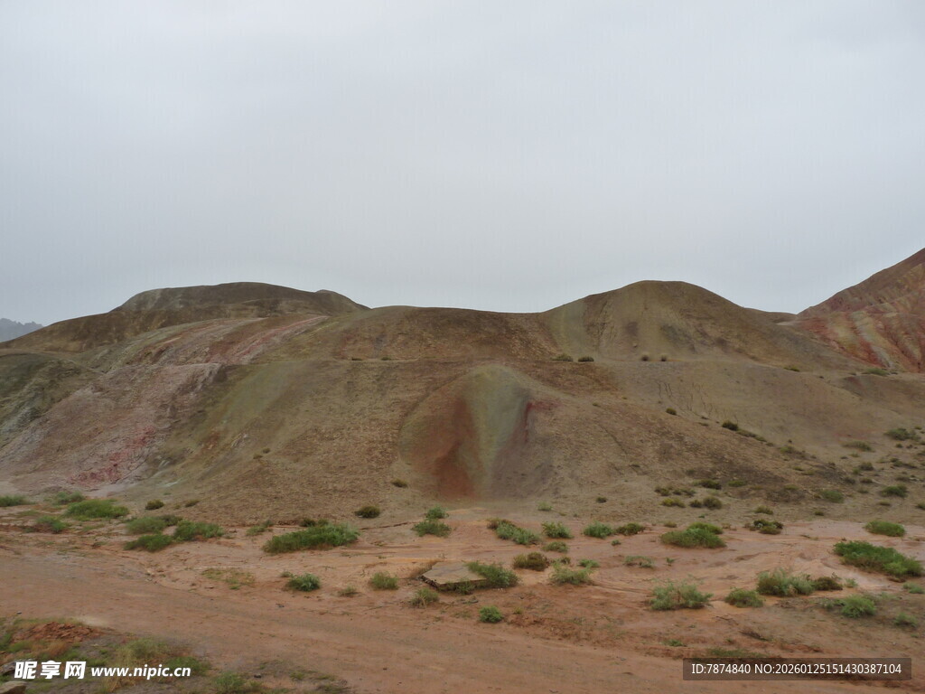 多彩山丘与荒漠景观