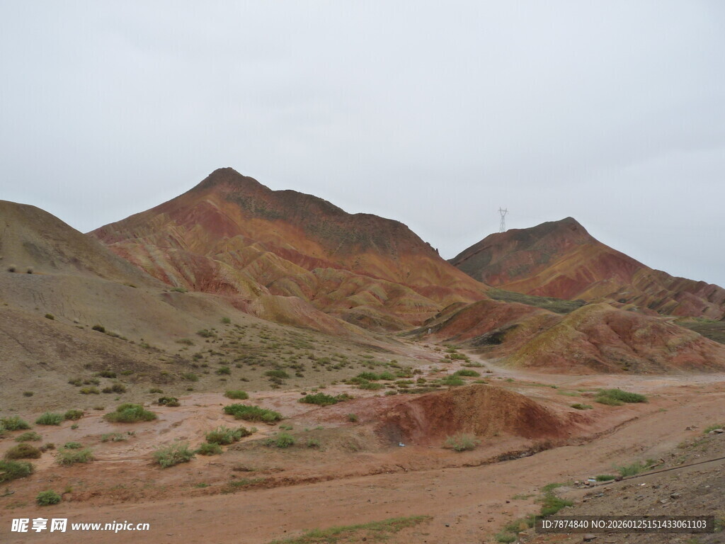 多彩山峦下的荒凉地貌