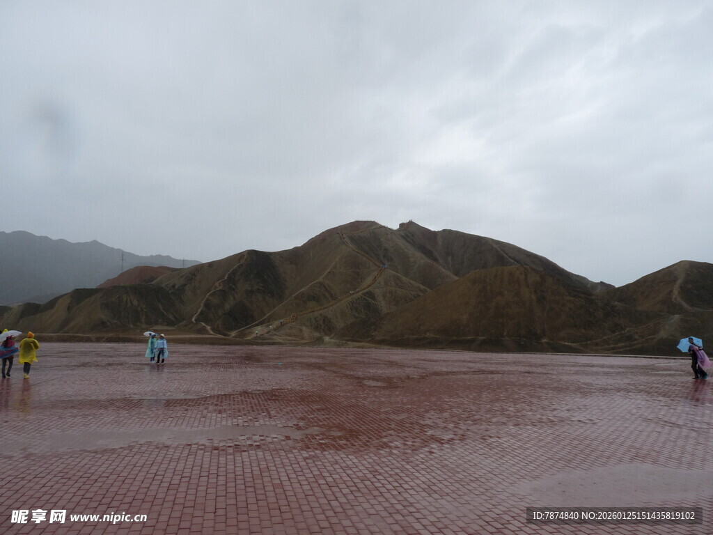 红土地上的劳作身影