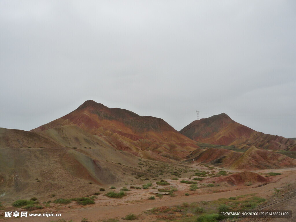 多彩山丘的荒凉地貌景观