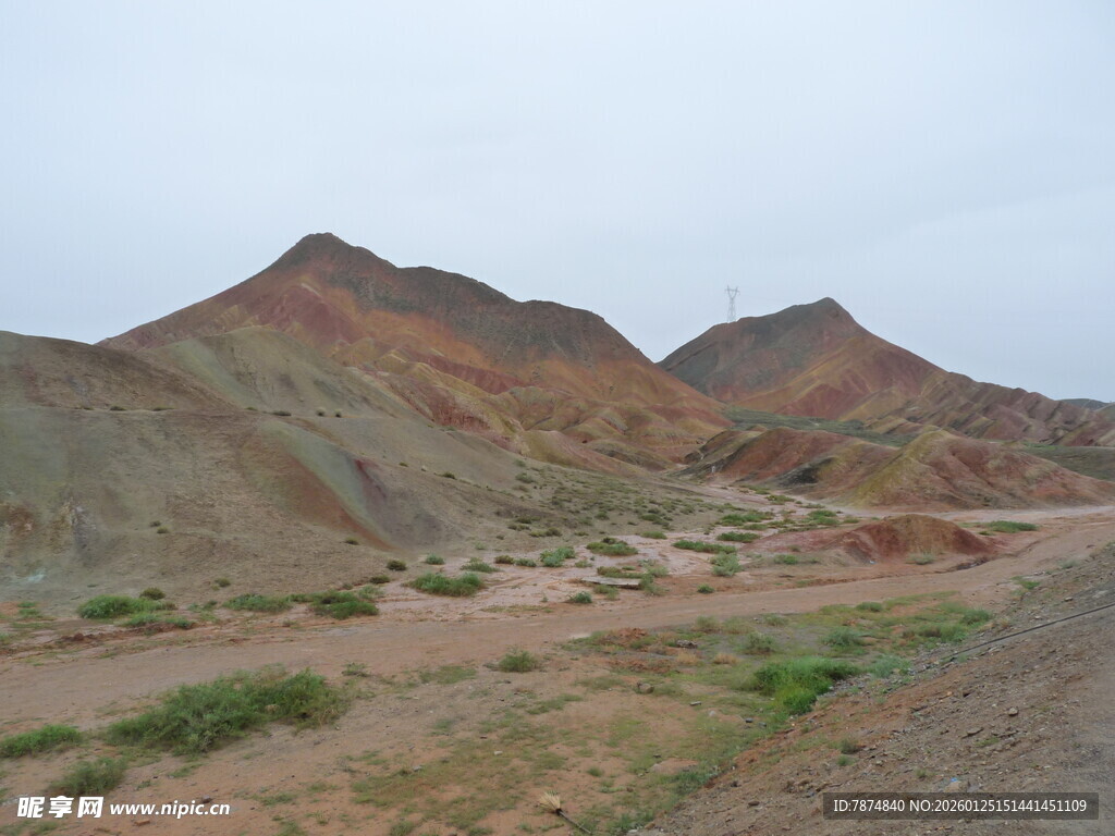 多彩山丘的荒凉地貌景观