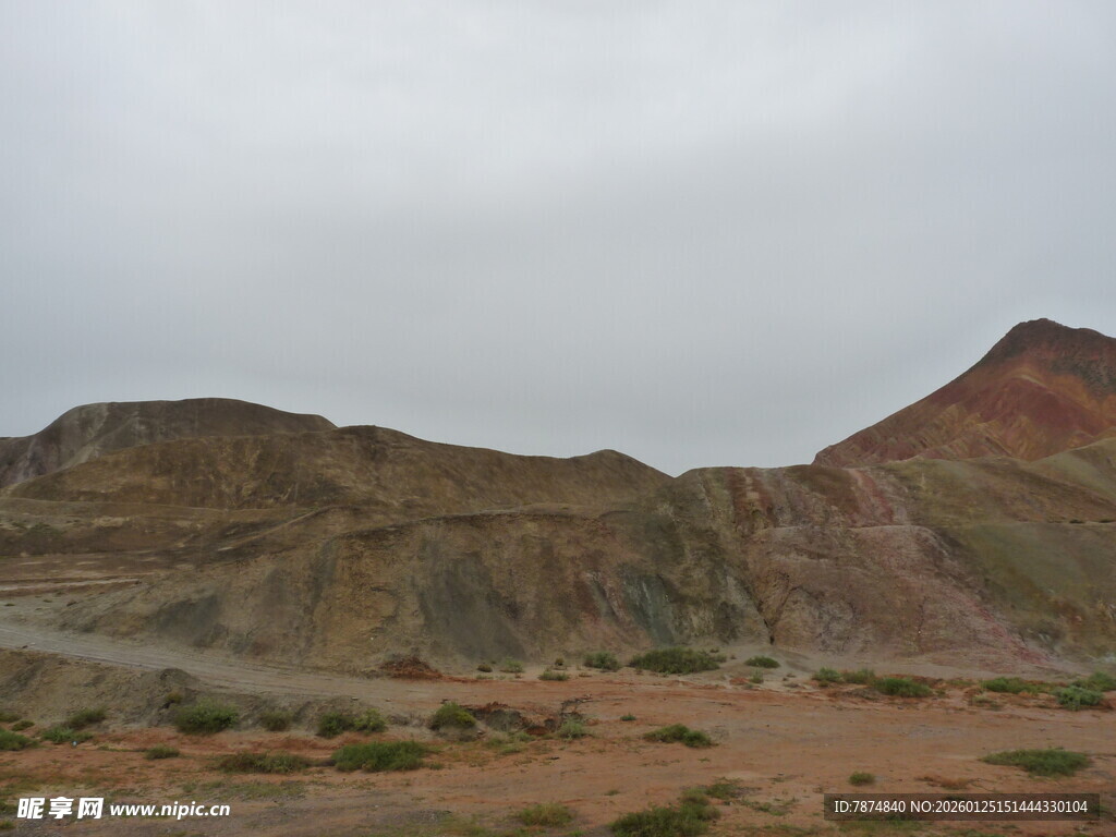 多彩山丘的荒凉沙漠景观