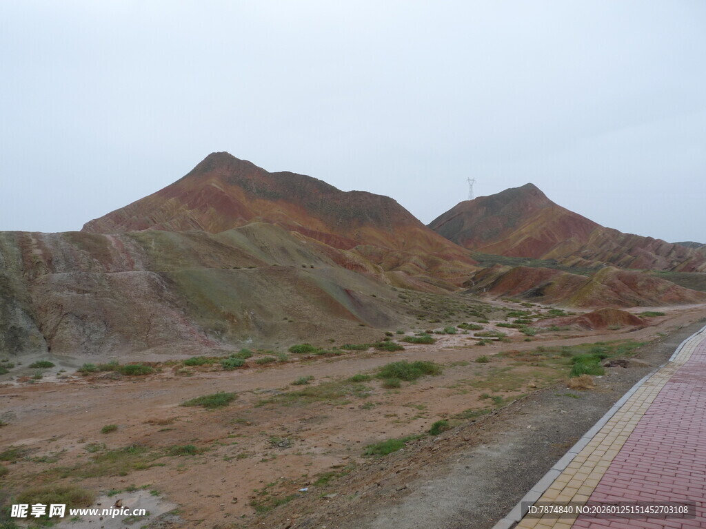 多彩山峦旁的砖石道路
