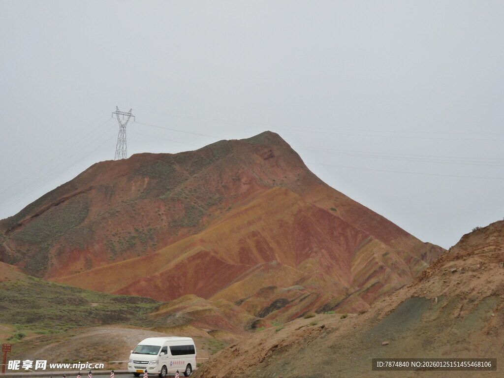 山间公路上的白色车辆