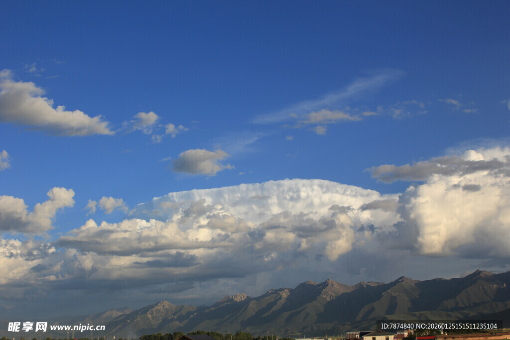 蓝天白云下的壮丽山脉