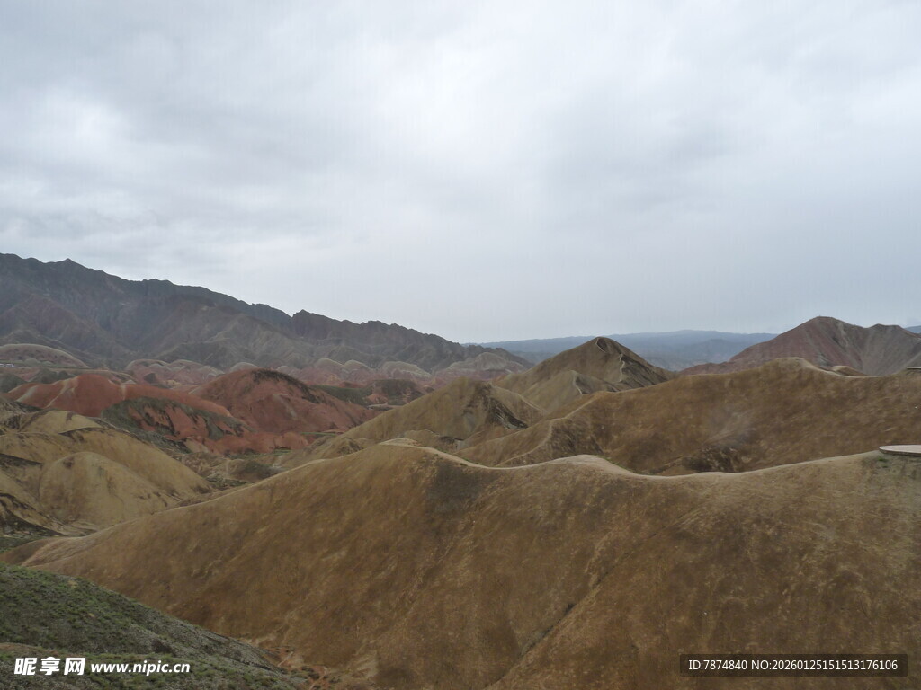 七彩山峦 自然绚丽风光