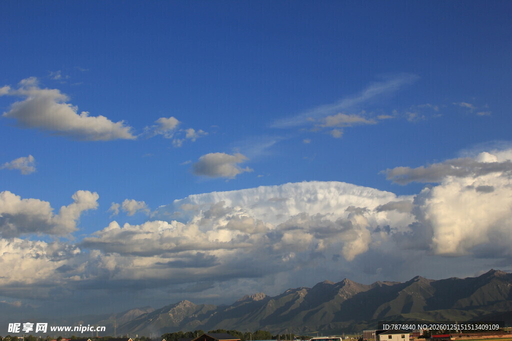 蓝天白云下的壮丽山脉