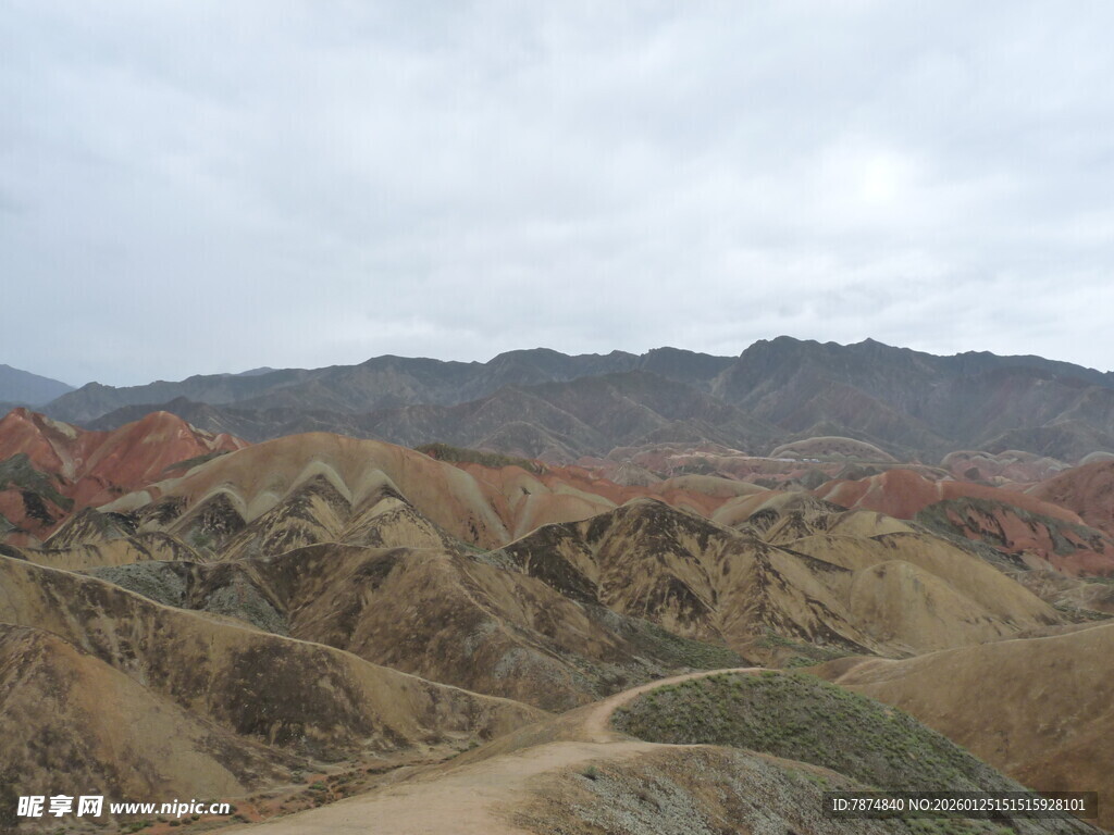 七彩山峦间的蜿蜒小路