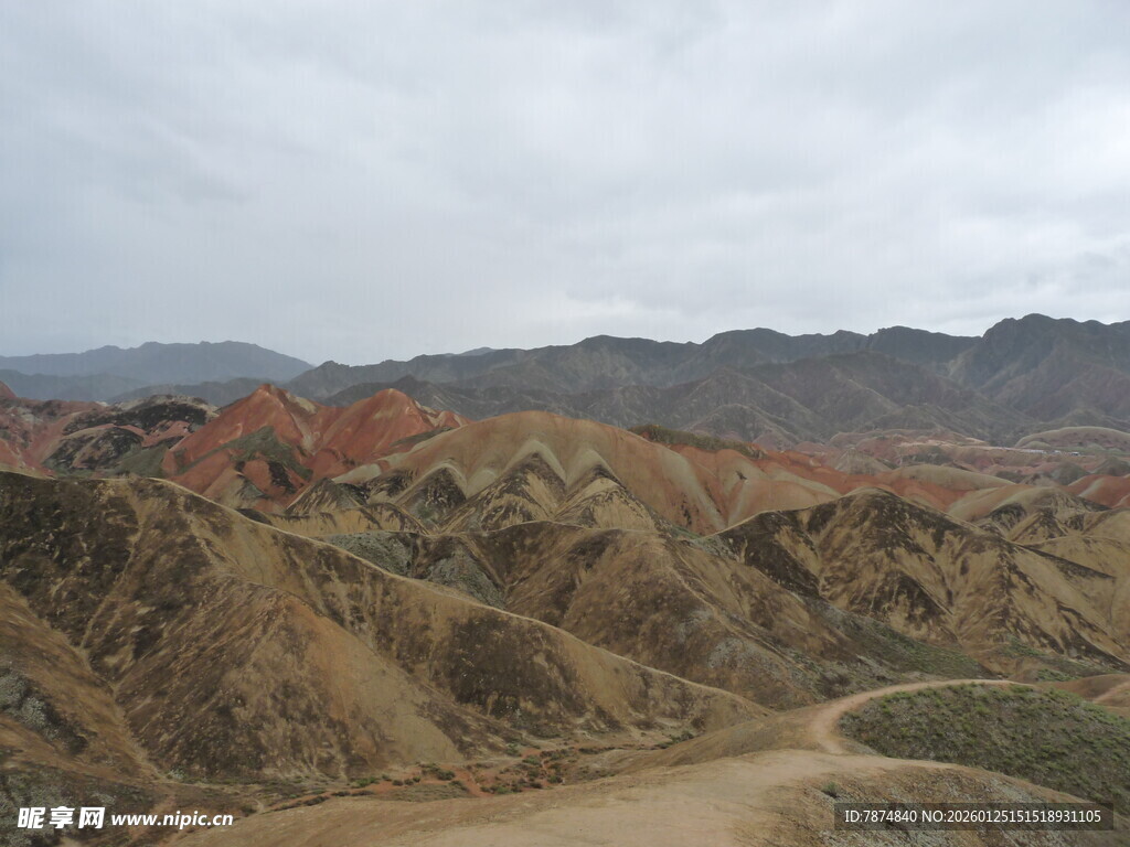 多彩山峦间的蜿蜒小路