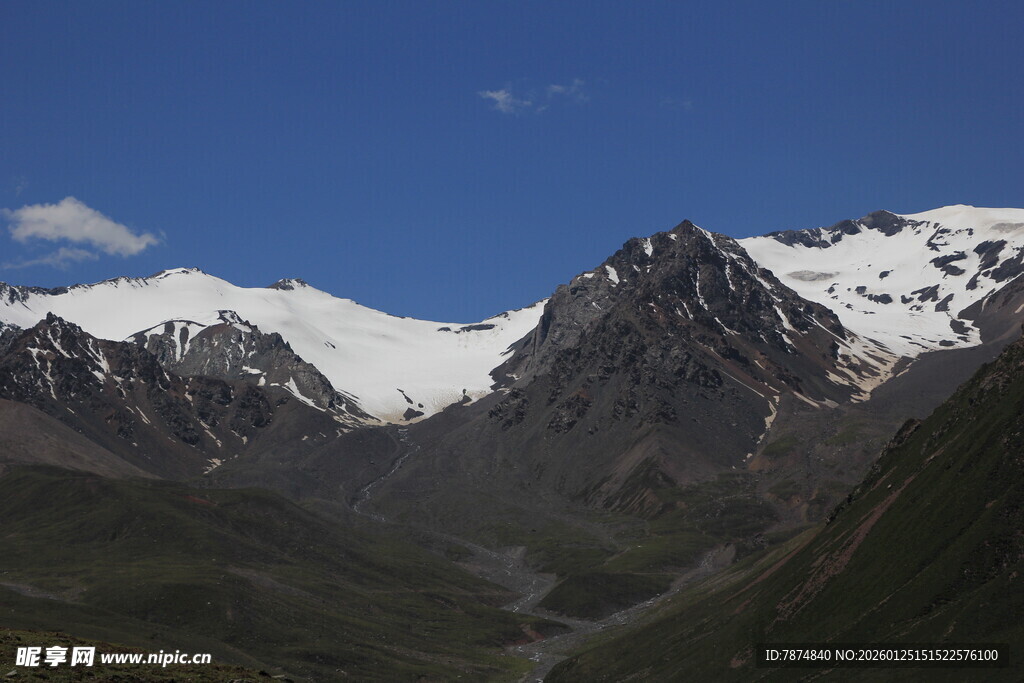 壮丽雪山山谷美景