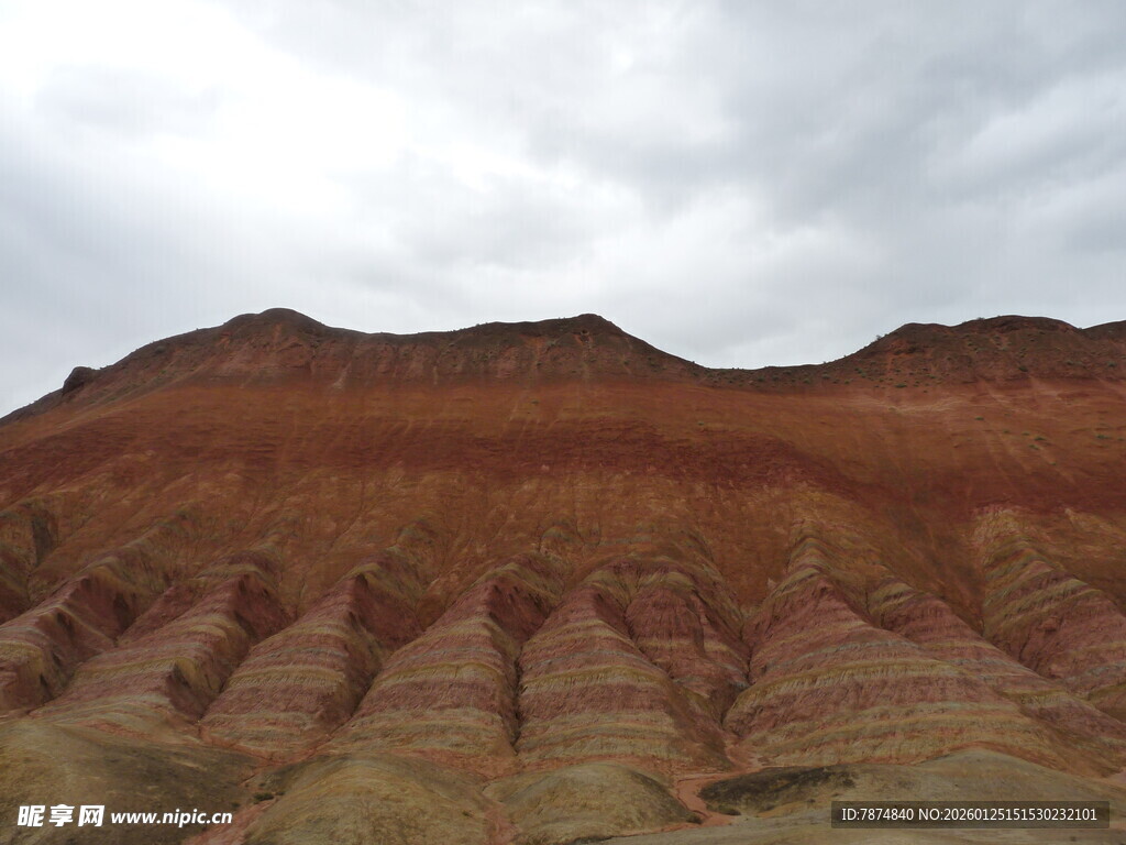 壮丽多彩的丹霞山脉景观